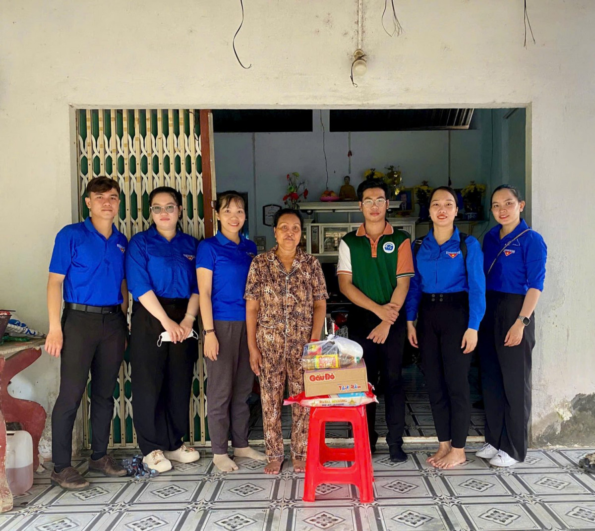 Chi đoàn Sở Xây dựng Trà Vinh thăm tặng quà cho gia đình có hoàn cảnh khó khăn trên địa bàn tỉnh Trà Vinh
