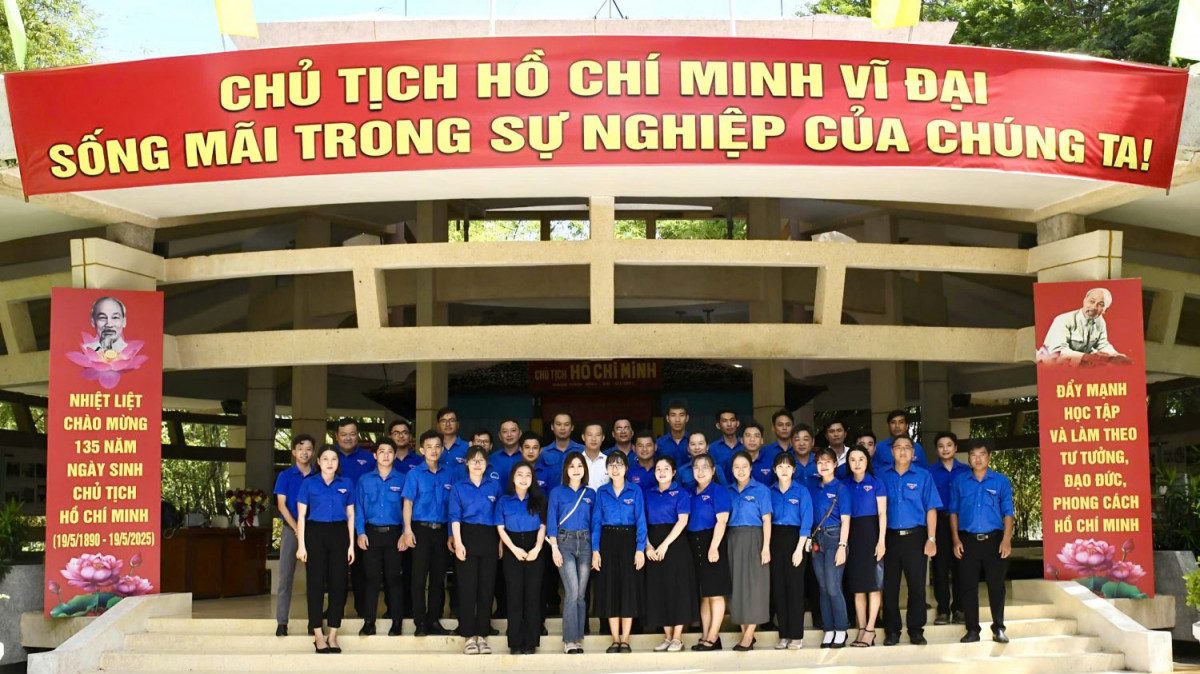 Tuổi trẻ Đoàn UBND tỉnh dâng hoa, dâng hương tại Đền thờ Chủ tịch Hồ Chí Minh